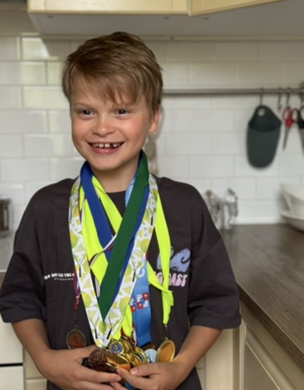 Nuestro hijo con sus medallas